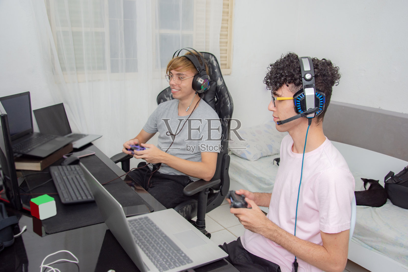两个朋友在家玩虚拟现实游戏照片摄影图片