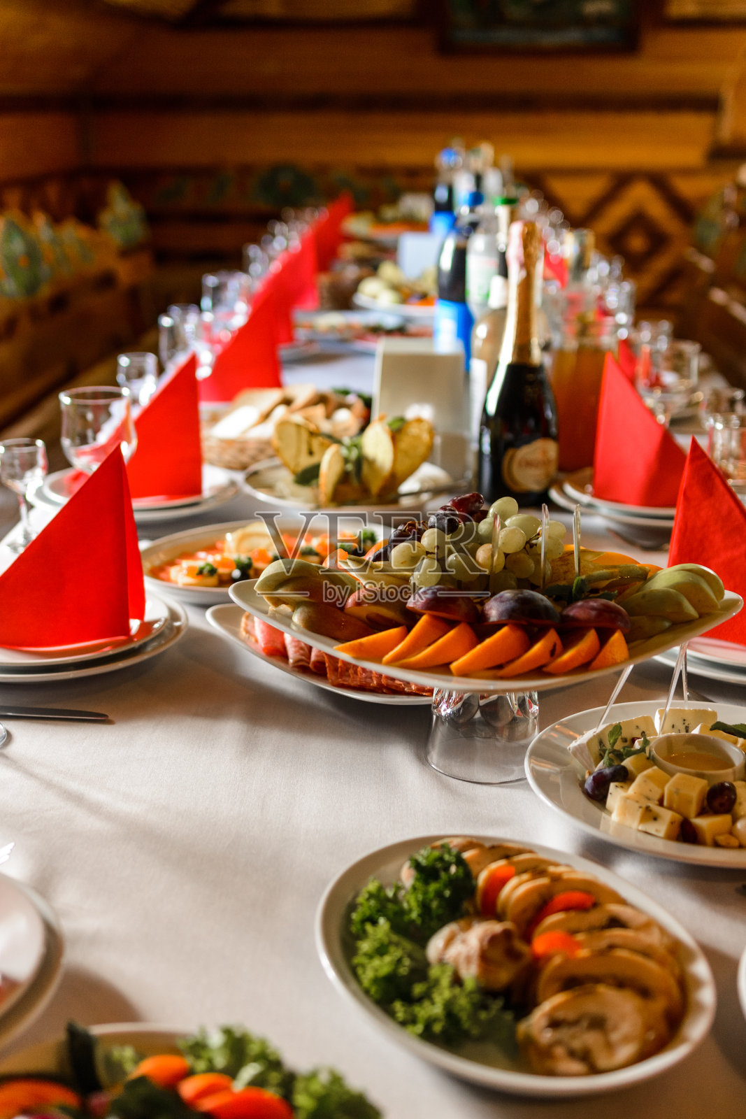 餐桌布置，重要和家庭活动的食物和装饰，美味的小吃和热菜。照片摄影图片