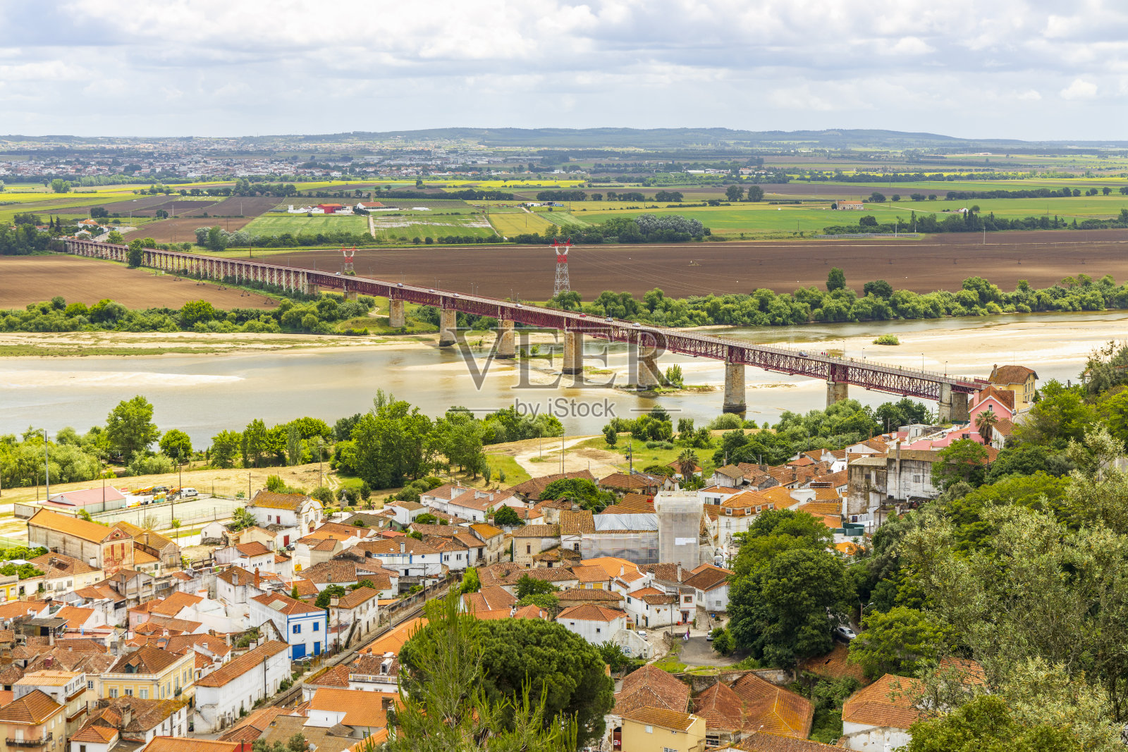 葡萄牙，被绿色田野和塔古斯河环绕的圣塔伦建筑照片摄影图片