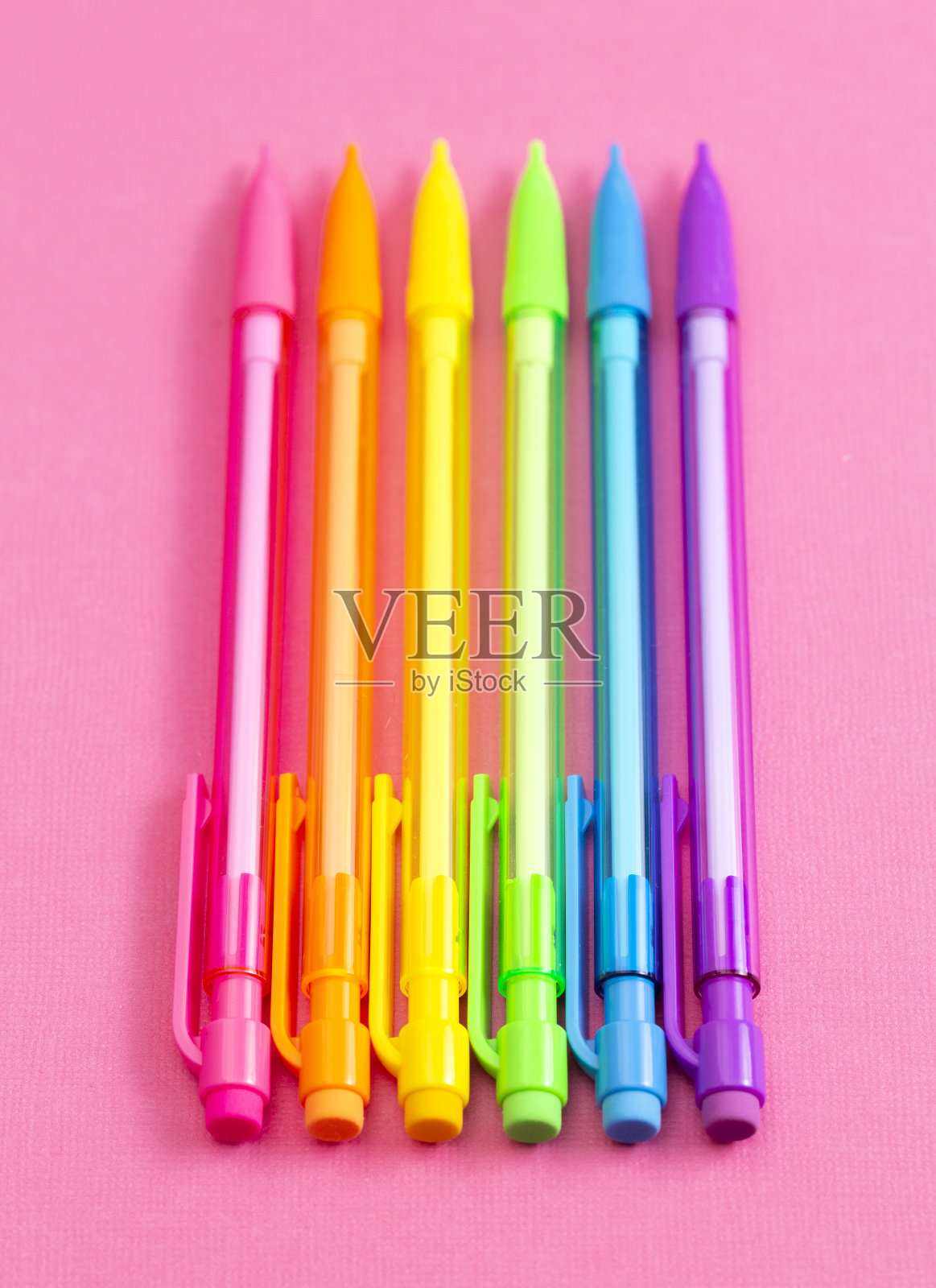 背景与彩虹机械铅笔在亮粉色的桌子上伟大的回到学校照片摄影图片