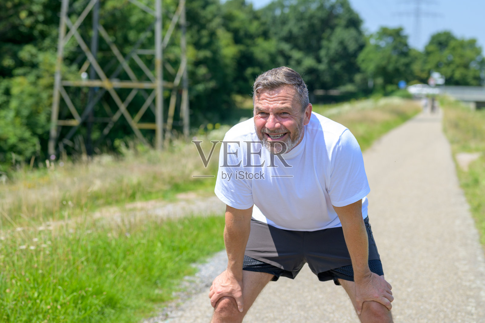 筋疲力尽的健康人在慢跑时休息照片摄影图片