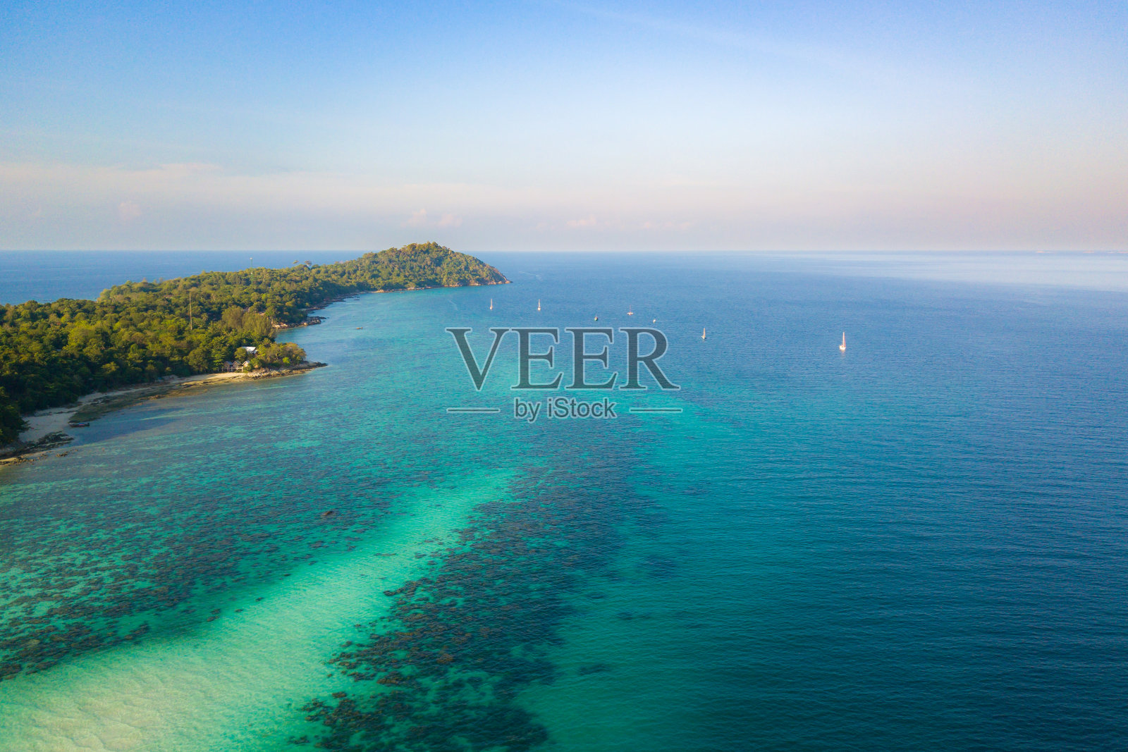 鸟瞰图，夏日热带岛屿色彩斑斓的海景。照片摄影图片