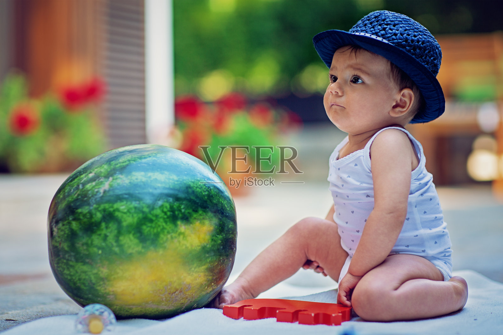小婴儿玩西瓜的肖像照片摄影图片
