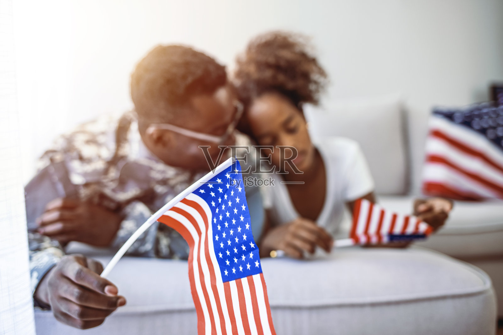 美国士兵和女儿在家里玩耍的照片。照片摄影图片