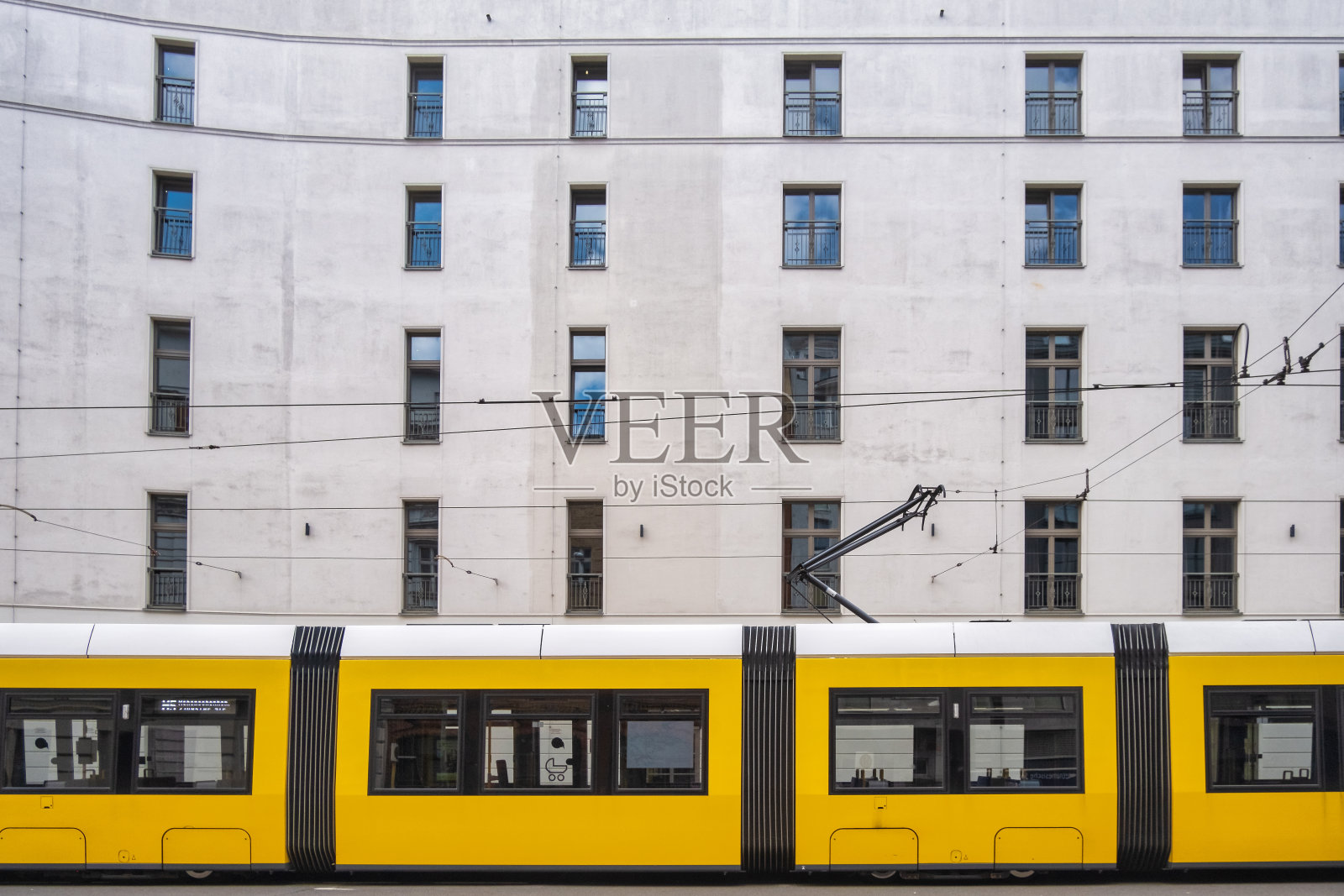 德国柏林的黄色有轨电车照片摄影图片