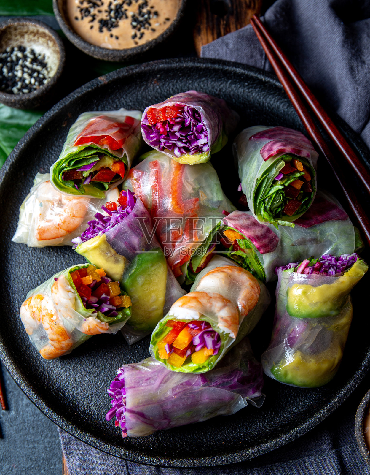 美味的越南春卷配蔬菜和虾照片摄影图片