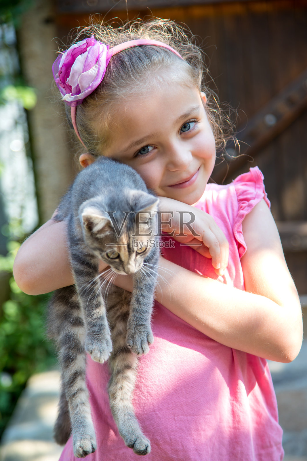 可爱的年轻白人女孩抱着小猫照片摄影图片