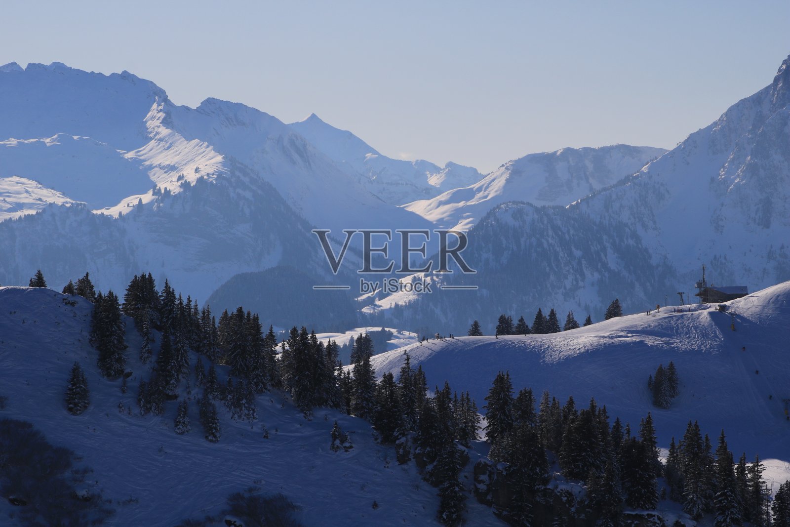 格施塔德附近的山脉和山谷，瑞士的阿尔卑斯山。照片摄影图片