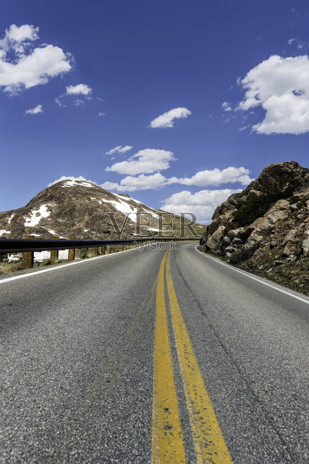 黄石国家公园附近熊图斯山弯曲的沥青公路照片摄影图片