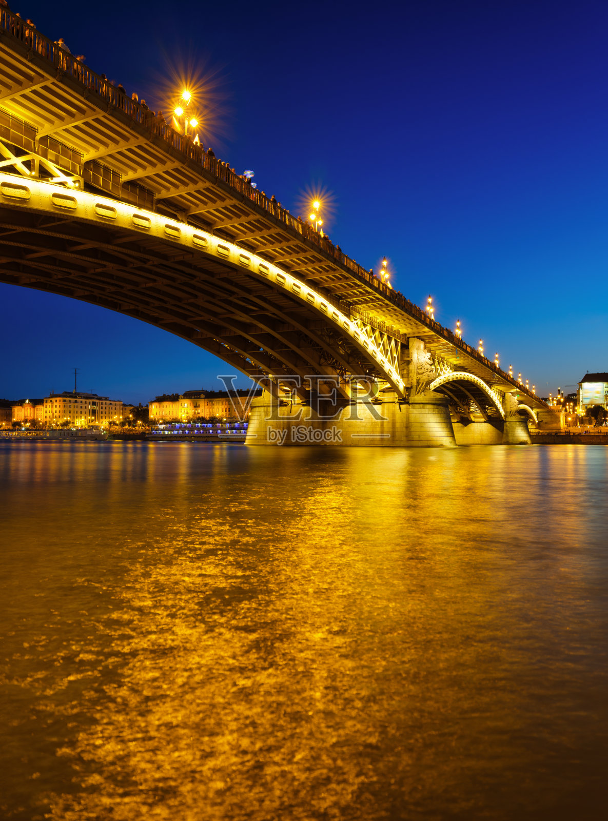 匈牙利布达佩斯的桥梁。古老的历史建筑、桥梁和多瑙河。经典的蓝色时间照片。照片摄影图片
