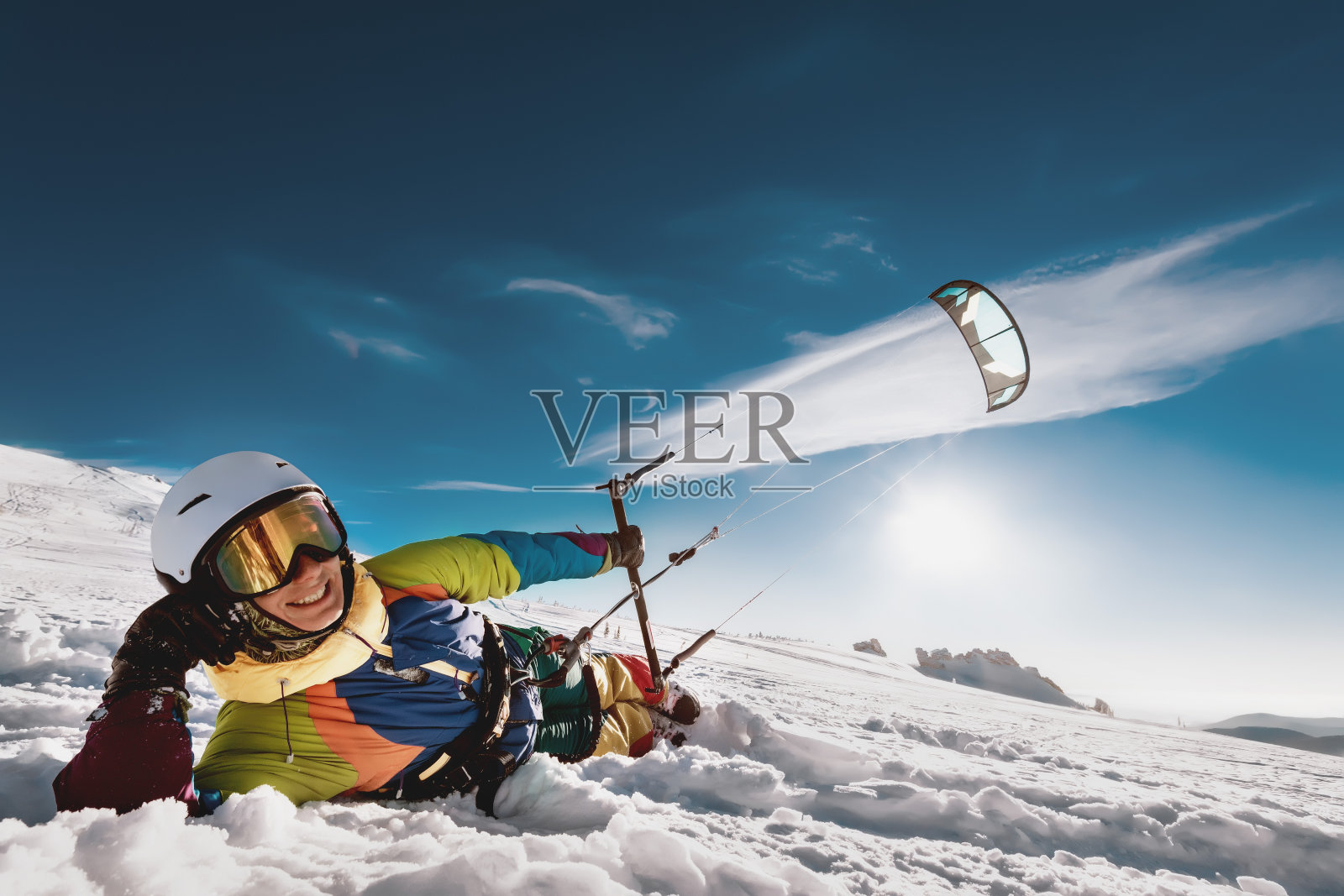 风筝冲浪者手拿风筝在雪地上放松照片摄影图片