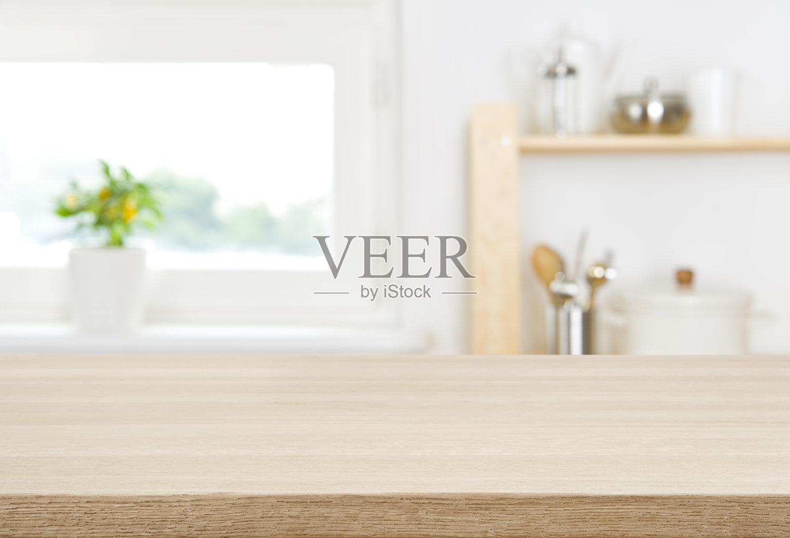 木质桌面与模糊的厨房窗户和架子背景照片摄影图片