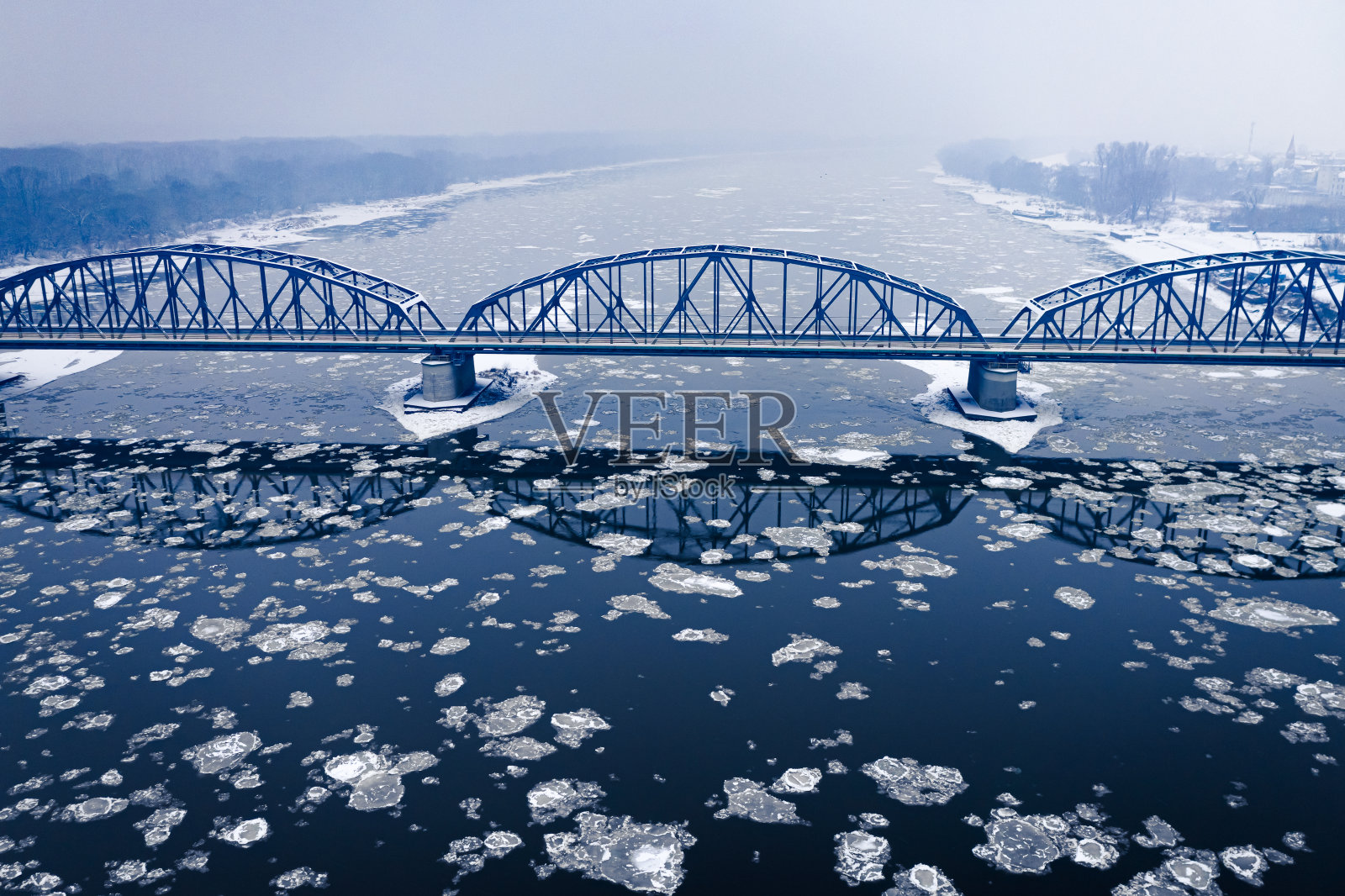 冬天河面上有雪桥和浮冰。照片摄影图片