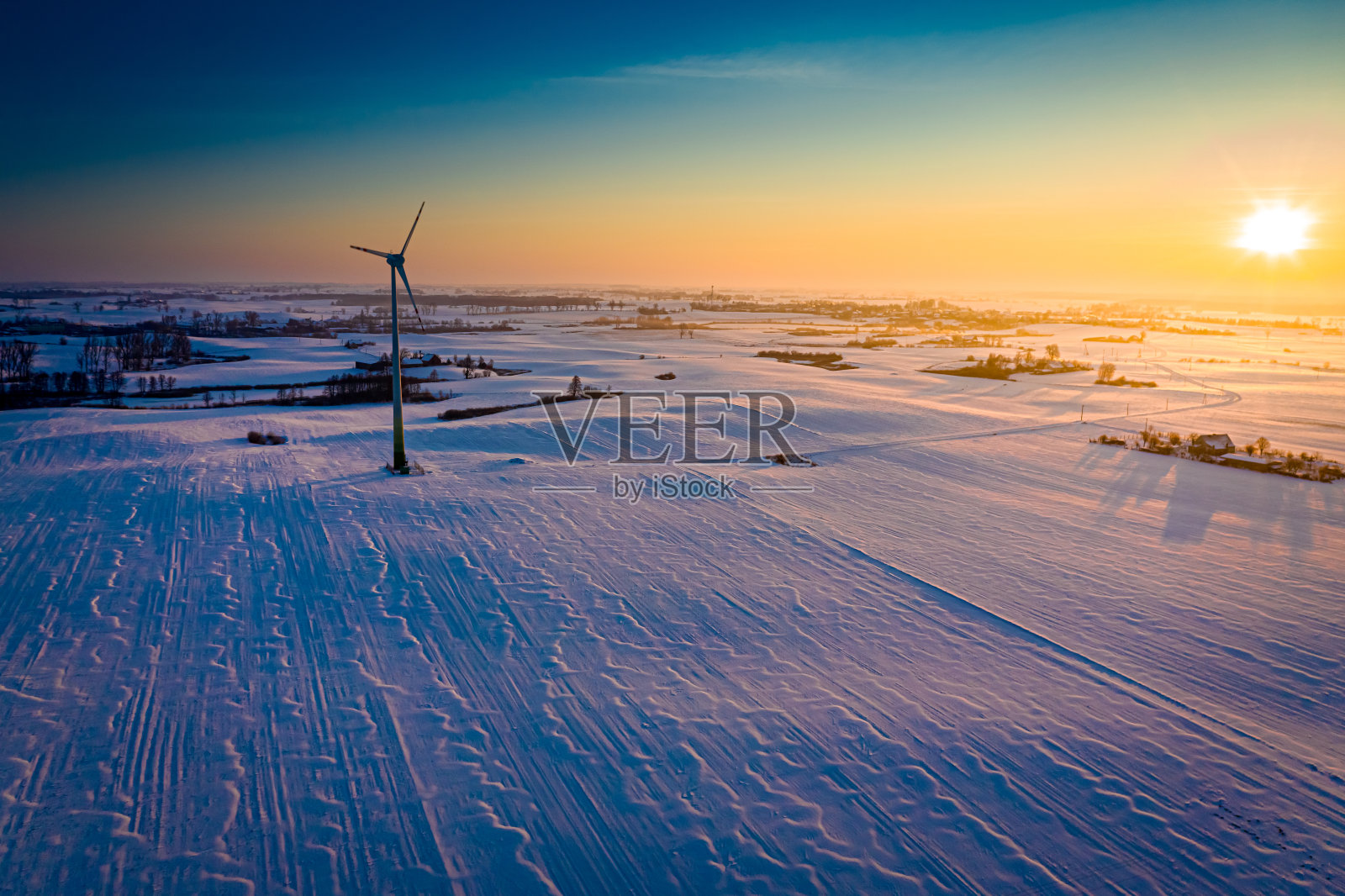 风力涡轮机和雪域。替代能源。鸟瞰图,波兰照片摄影图片
