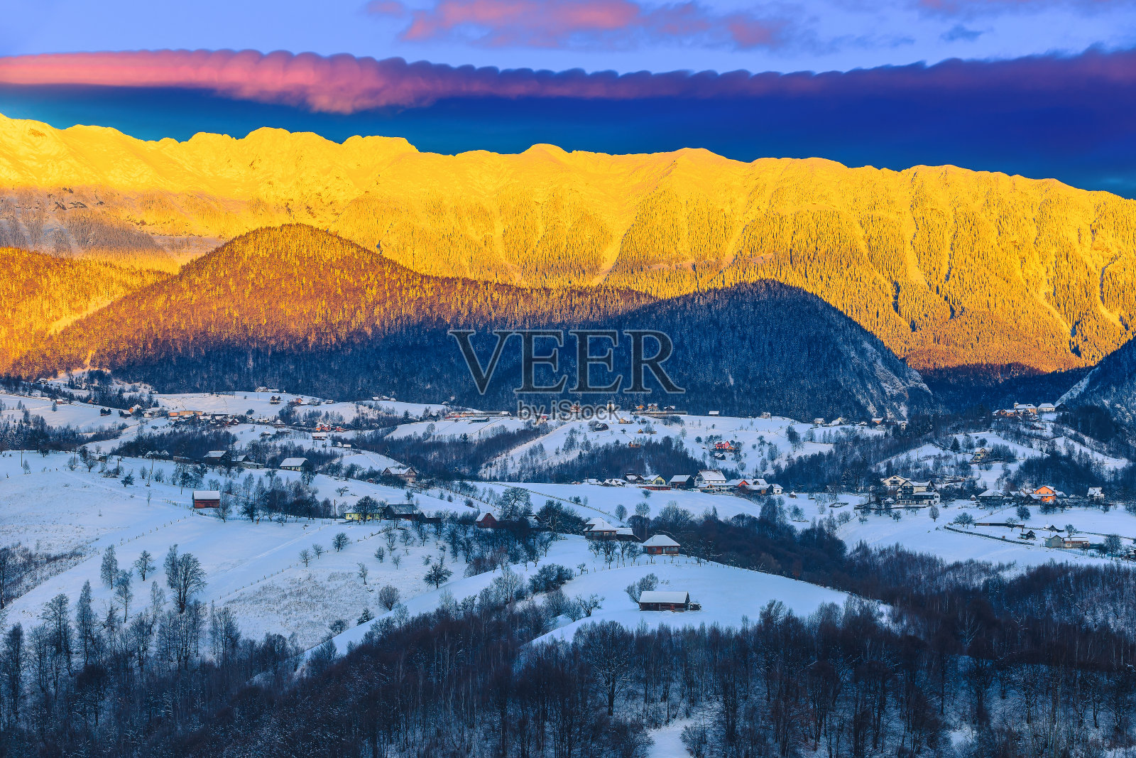 罗马尼亚喀尔巴阡，日出时雪山的美丽冬季风景照片摄影图片