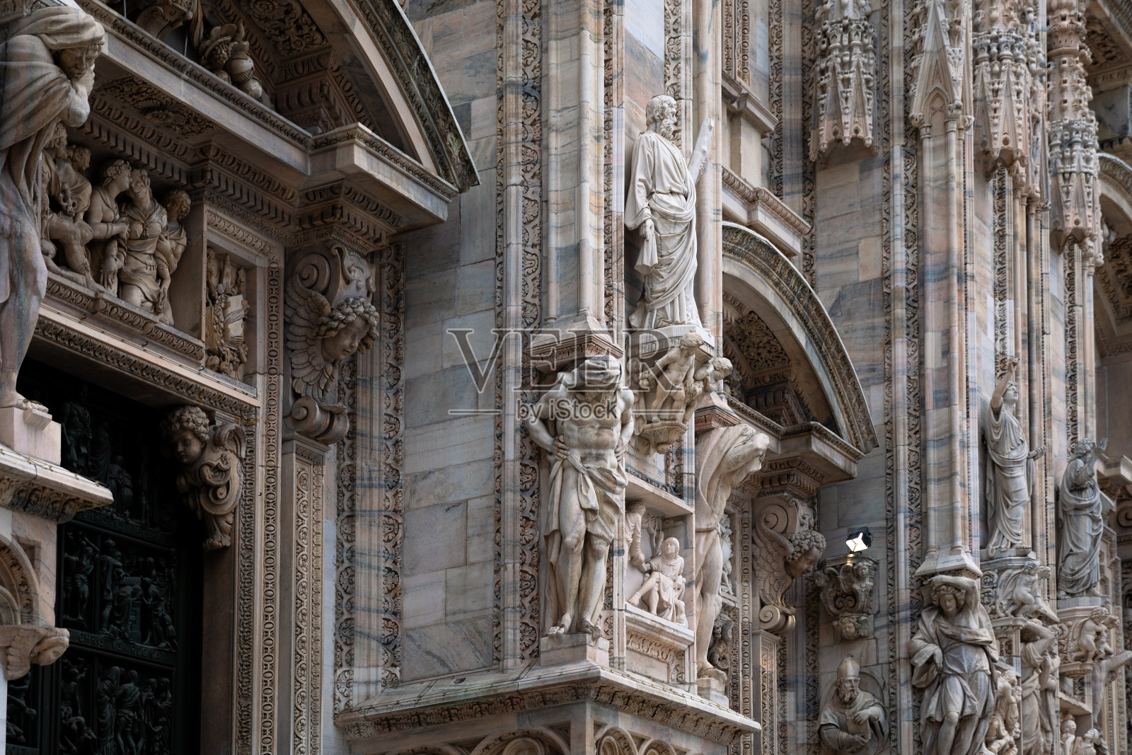 米兰大教堂的立面细节照片摄影图片