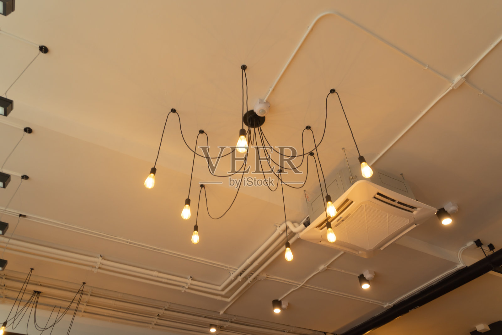 现代吊灯灯泡悬挂在天花板上，底部视图。室内设计装饰背景特写照片摄影图片