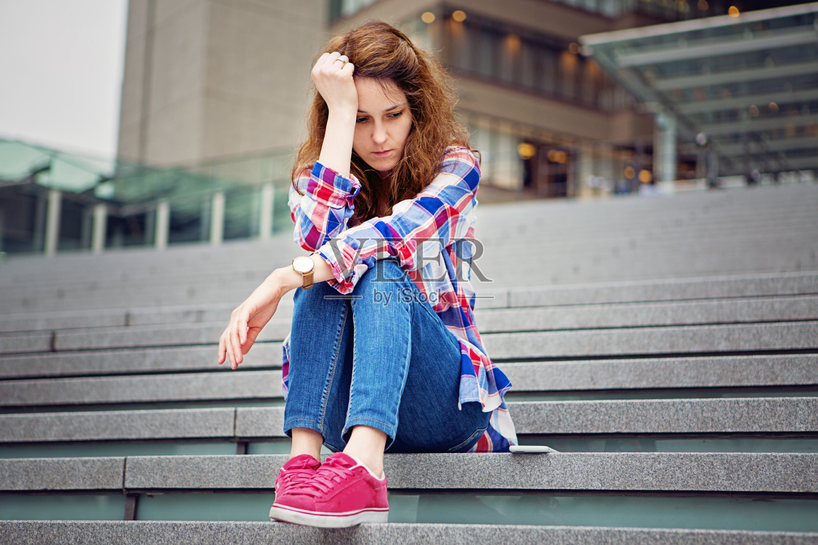 绝望的年轻女人悲伤地站在楼梯上照片摄影图片