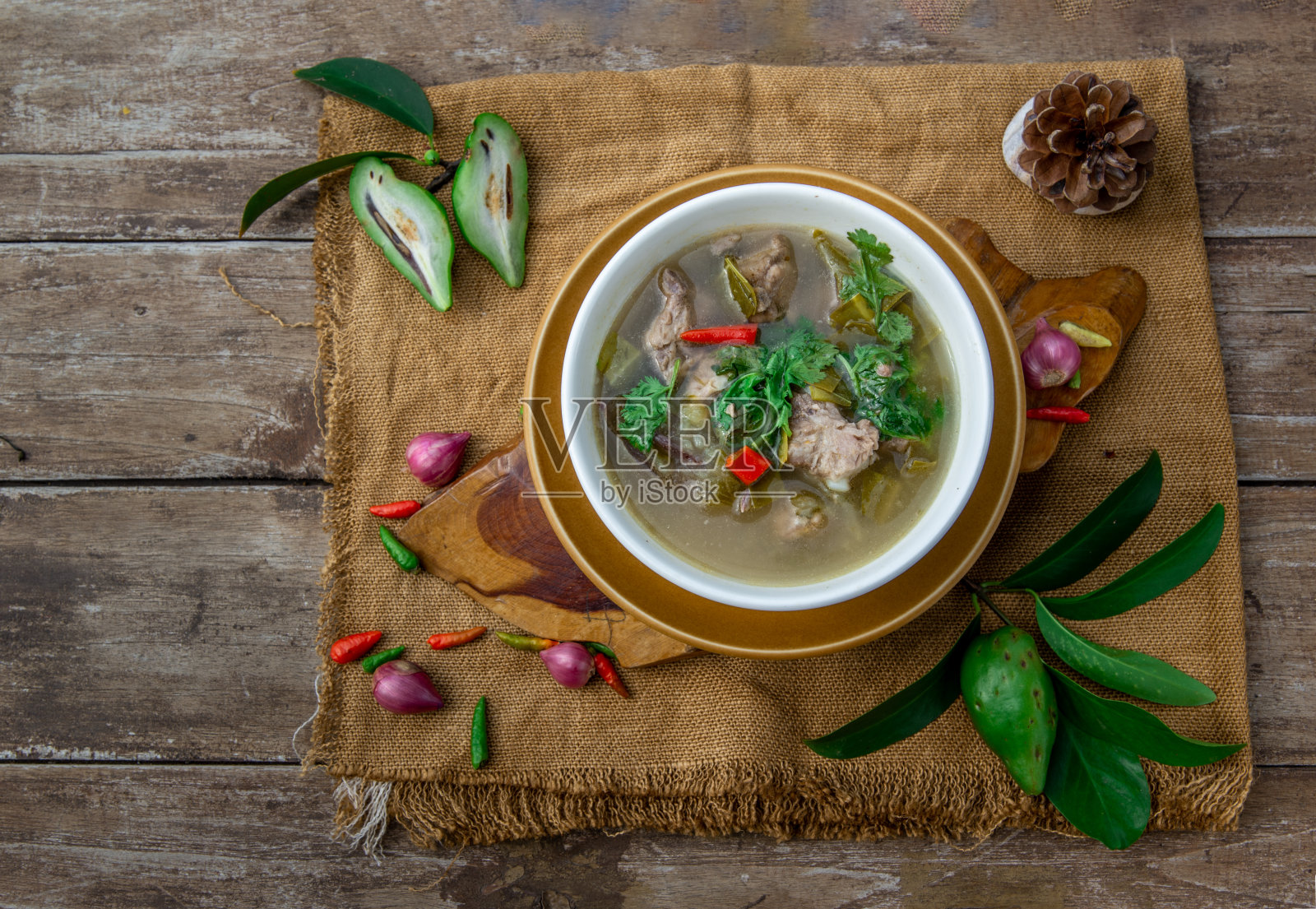 白碗里的猪肉清汤(Kra Dook Moo Tom Ma-Dun)，传统泰国食物。照片摄影图片
