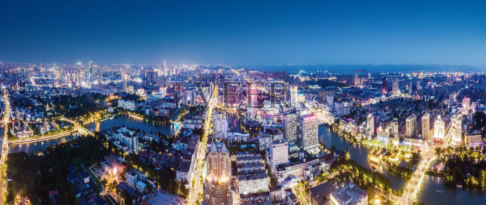 航拍中国南通城市建筑景观天际线夜景照片摄影图片