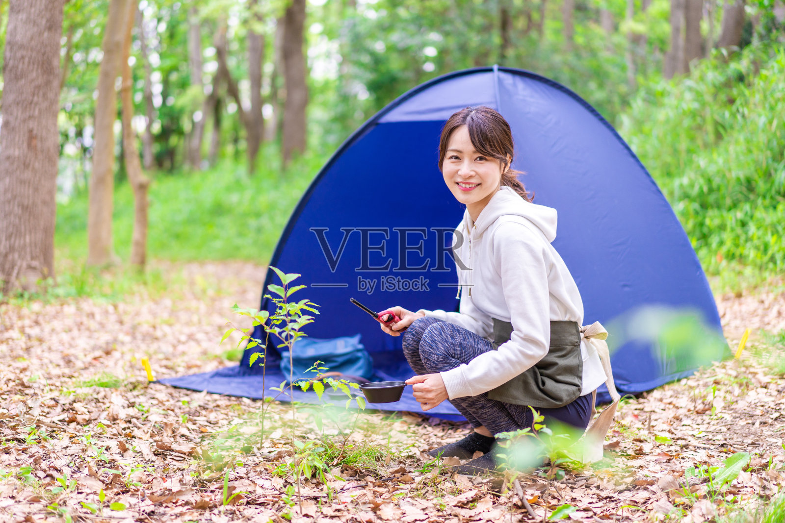 年轻女子喜欢独自露营照片摄影图片