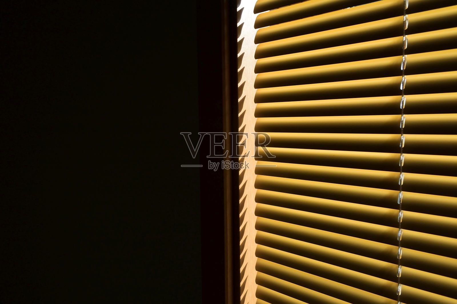 房间窗户的百叶窗照片摄影图片