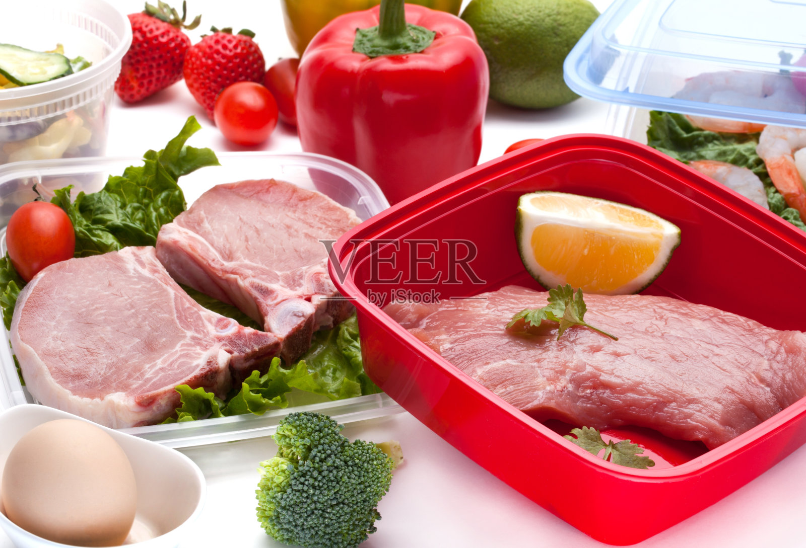 生猪颈肉在蔬菜背景上照片摄影图片