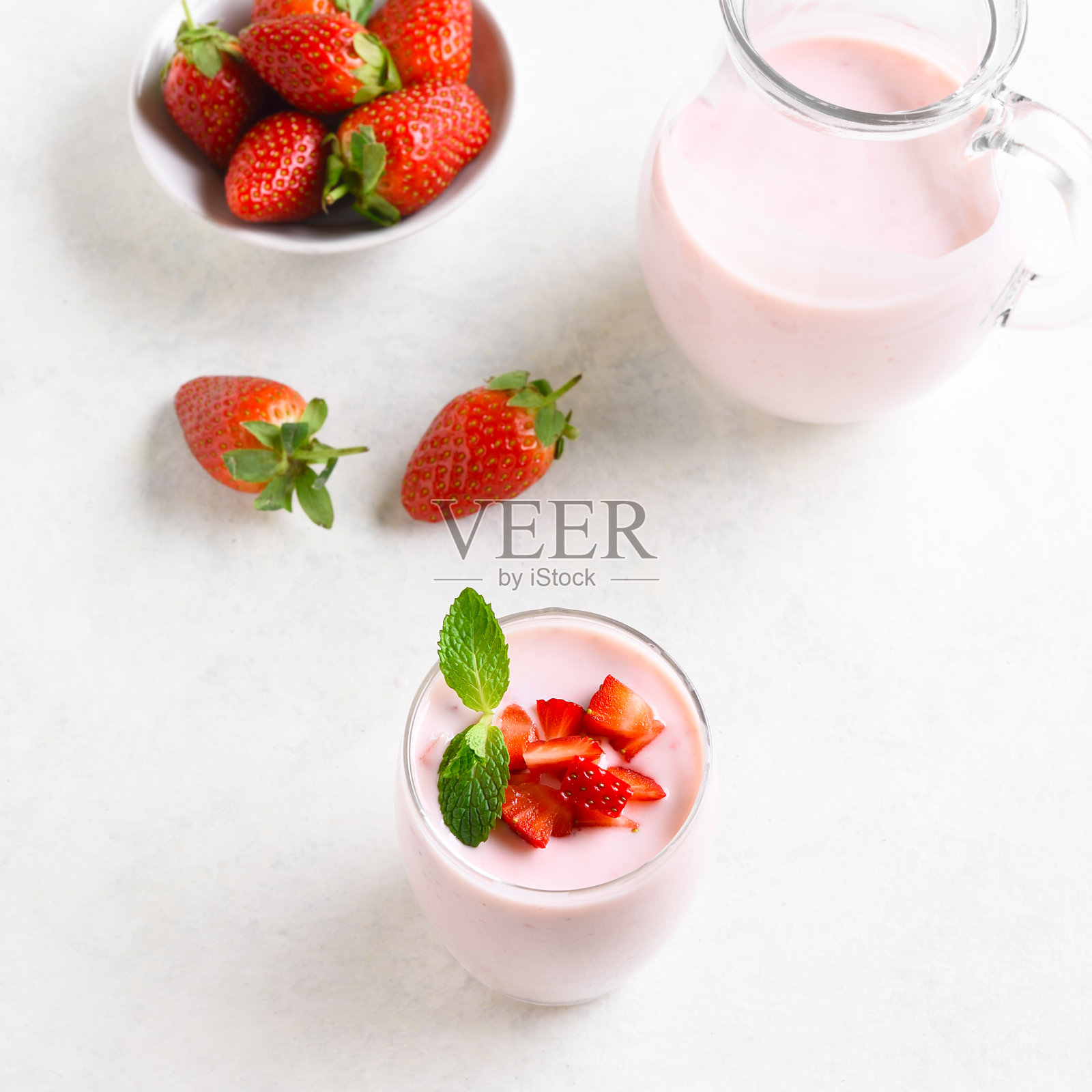 草莓酸奶加新鲜浆果照片摄影图片