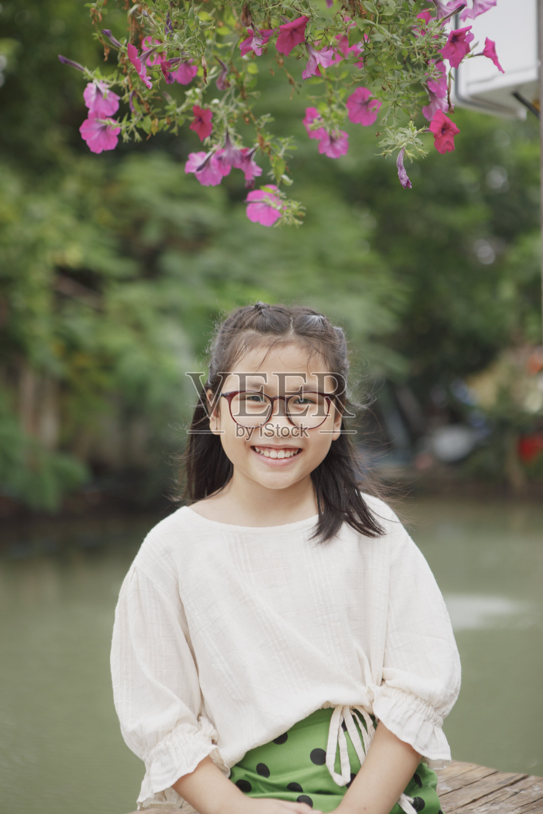 亚洲孩子露齿的笑脸带着幸福的户外照片摄影图片