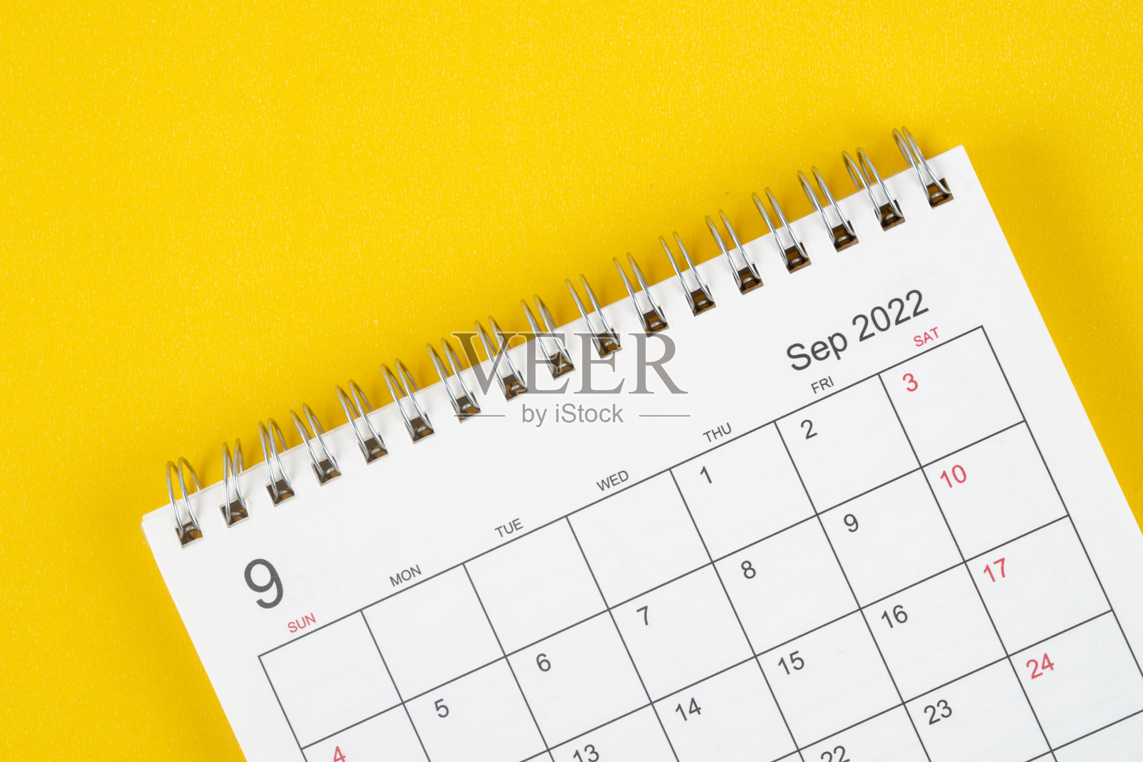 9月，2022年日历桌，供组织者规划和提醒在黄色背景。照片摄影图片