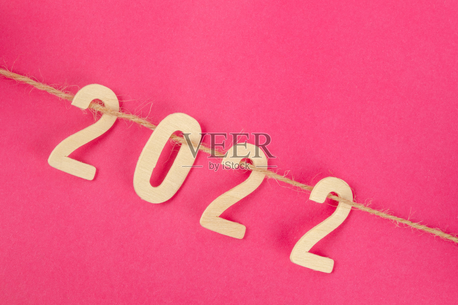木制号码2022和绳子在粉红色背景与复制空间为您的文本或消息。照片摄影图片