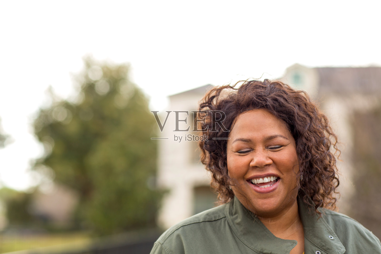 成熟的非裔美国妇女微笑和大笑。照片摄影图片
