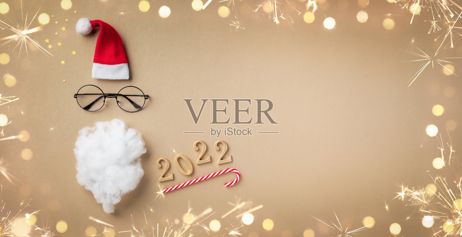 2022年新年快乐。有创意的圣诞老人，有胡子，戴着用闪光和散景灯装饰的眼镜。平的。照片摄影图片