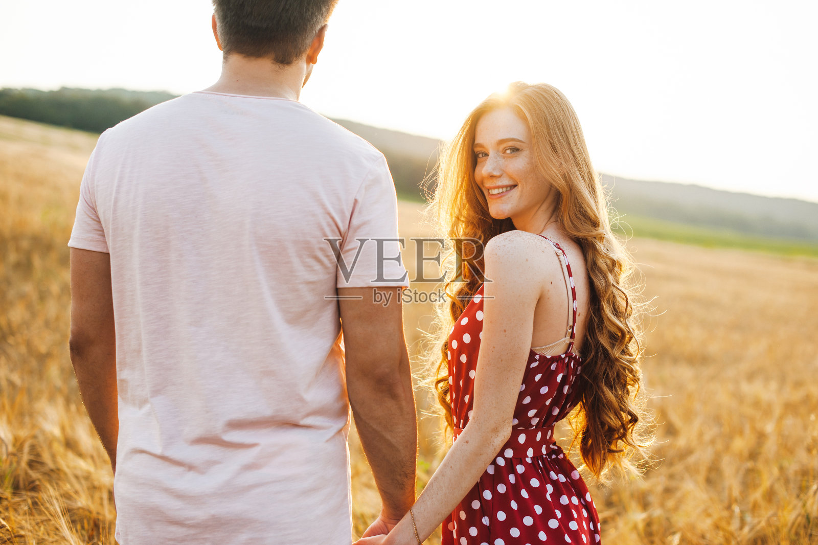 一对夫妇在阳光明媚的麦田里拍照，复古风格。浪漫的背景。健康的生活方式。照片摄影图片