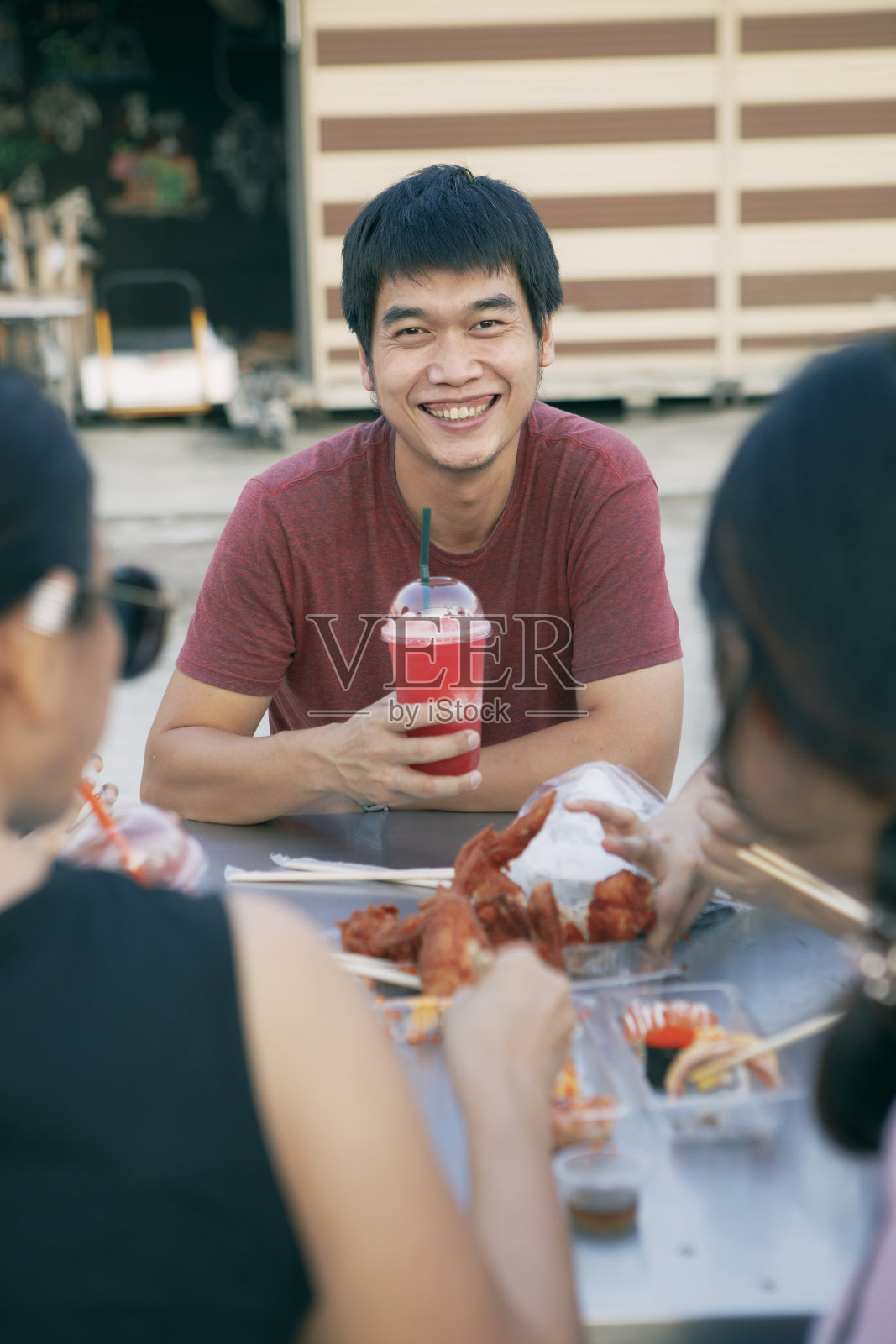 亚洲男人微笑幸福祝愿清凉饮料瓶在手中照片摄影图片