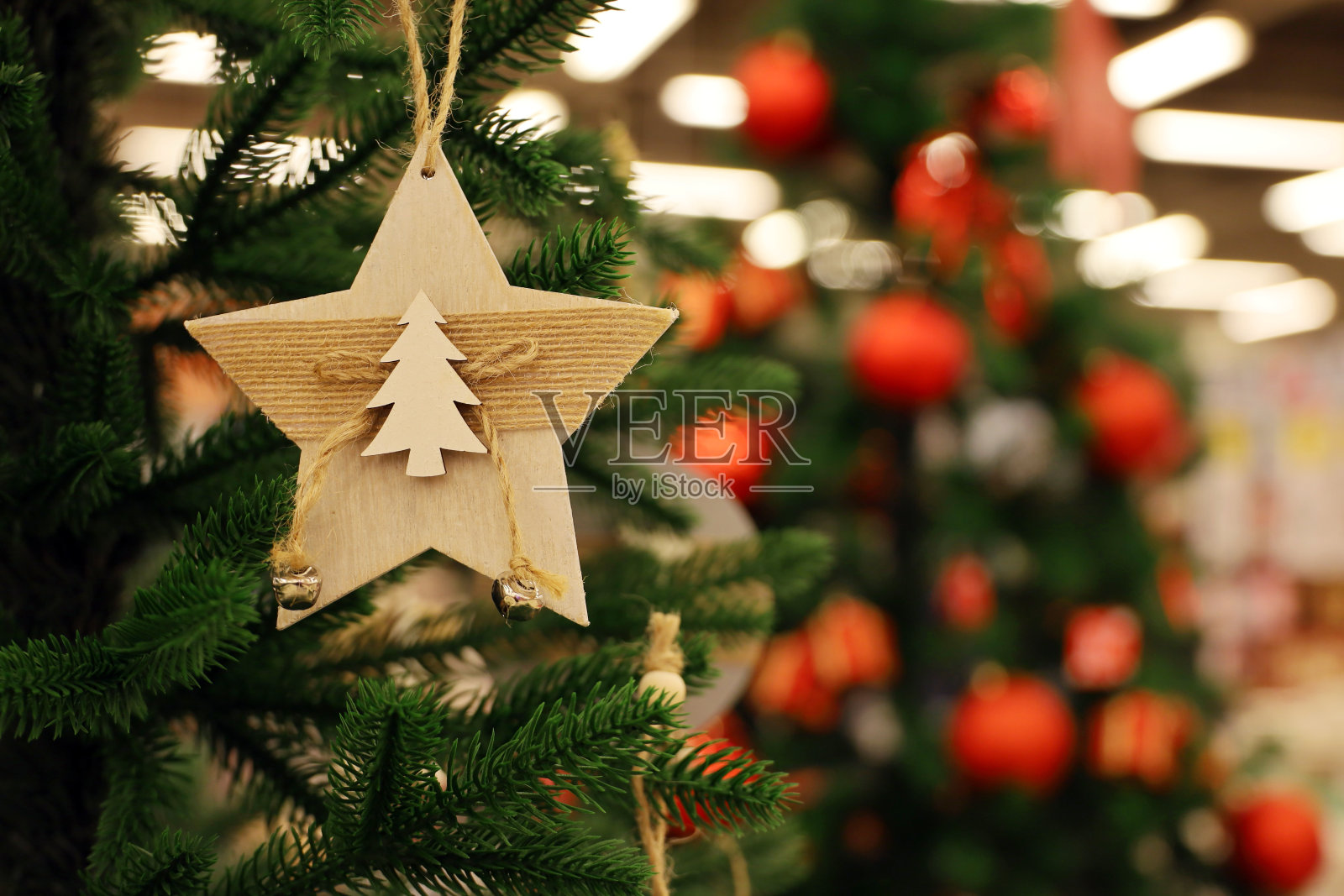 树枝上有星形木制玩具的圣诞树照片摄影图片
