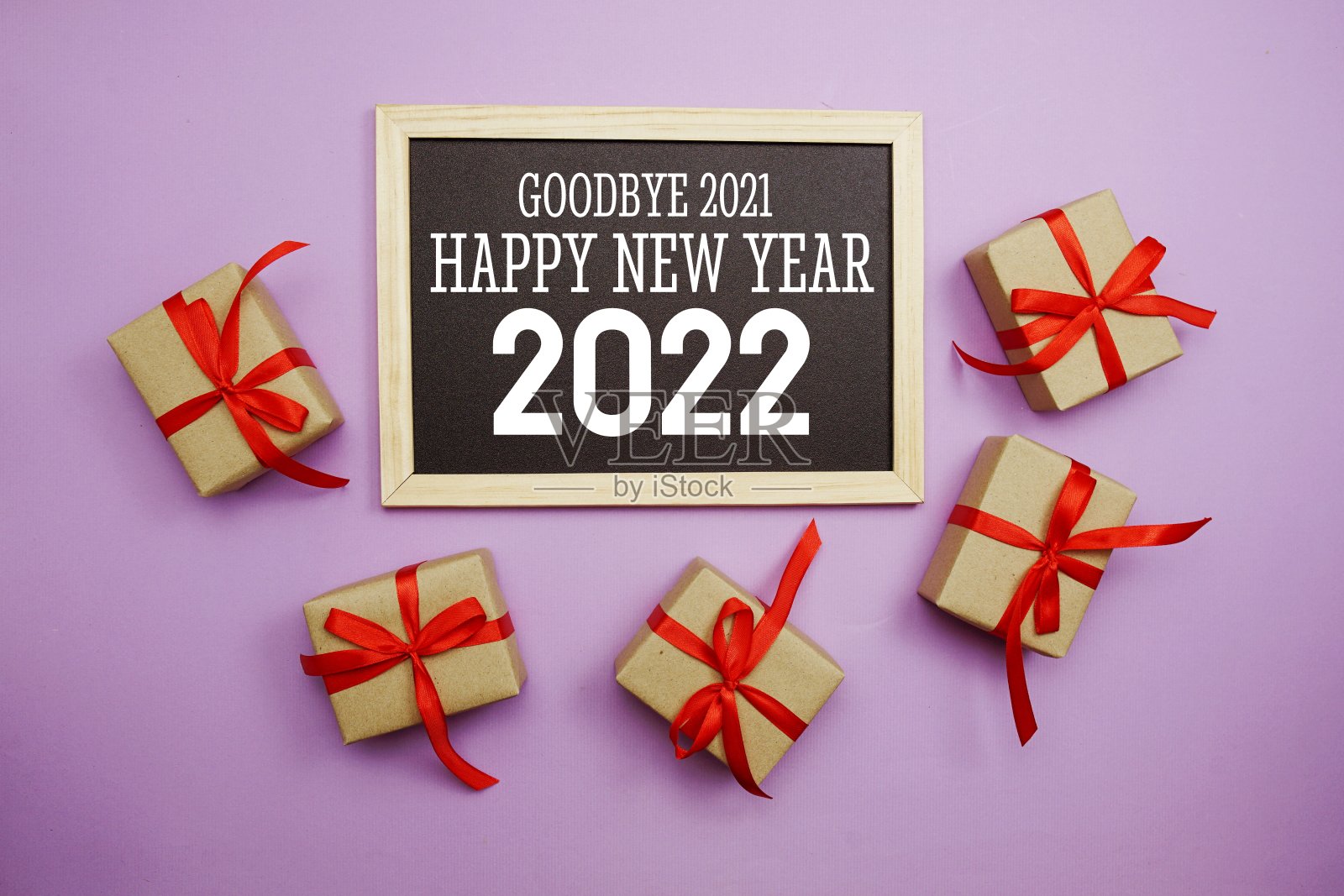 新年快乐2022字体文字与礼品盒上紫色的背景照片摄影图片