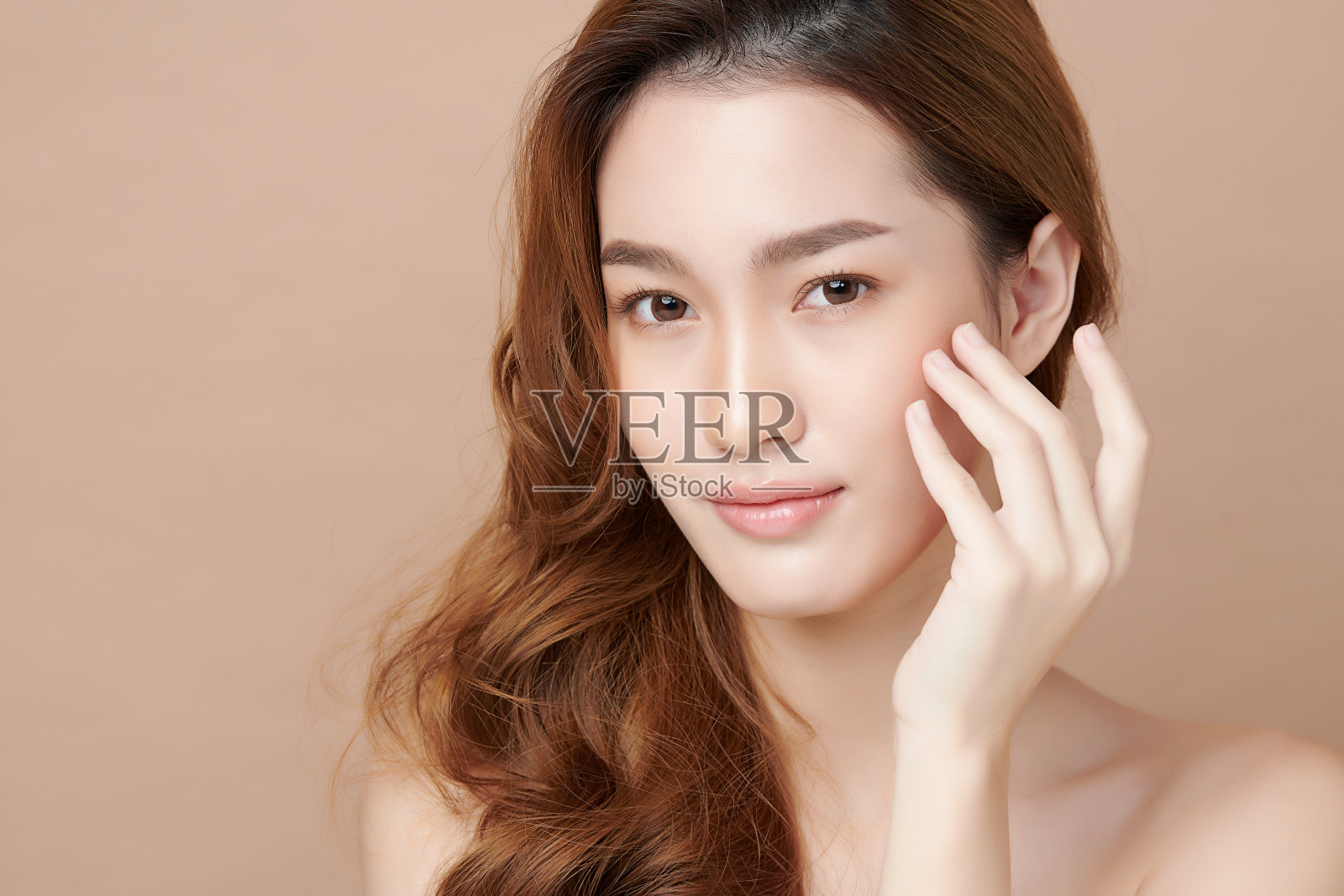 美丽的年轻亚洲女人干净新鲜的皮肤在米色背景，面部护理，面部治疗，美容，美容和水疗，亚洲女性肖像。照片摄影图片