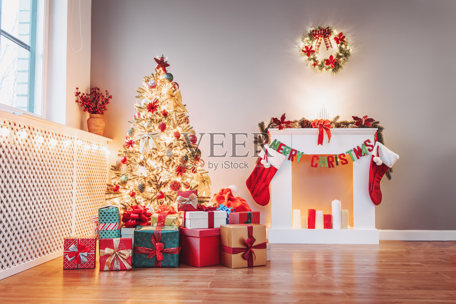 空荡荡的客厅里有一棵圣诞树，圣诞树下有很多礼品盒照片摄影图片