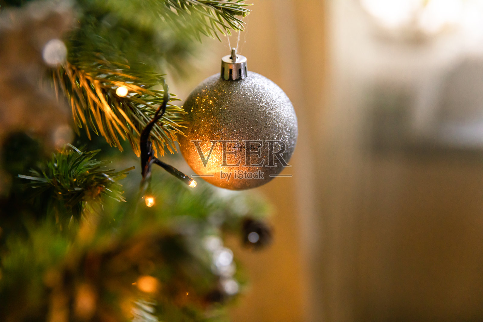 经典的圣诞装饰新年树。用白色和银色装饰的圣诞树，装饰玩具和球。现代古典风格的室内设计公寓。平安夜在家照片摄影图片