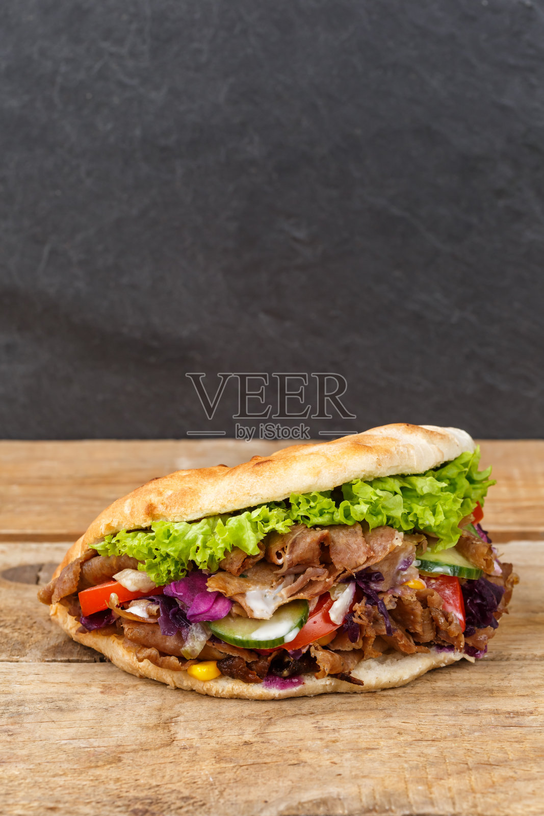 Döner Kebab Doner在木板肖像格式的扁面包上的Kebab快餐照片摄影图片