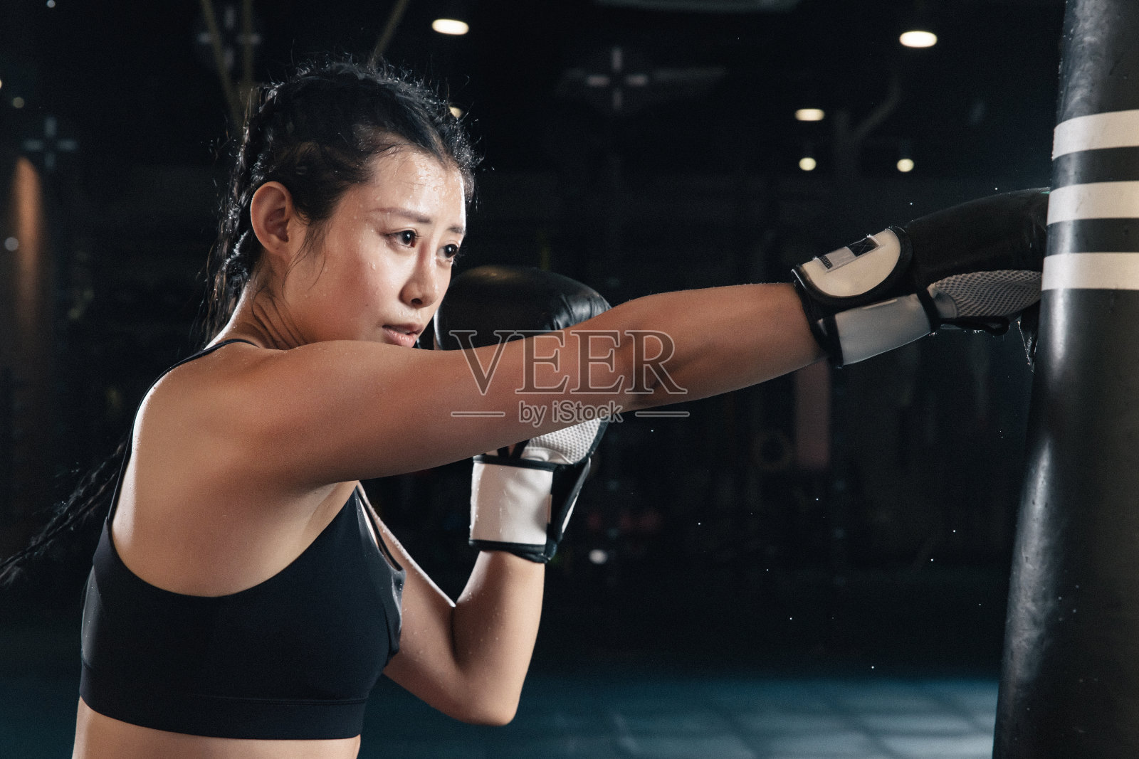 女拳击手在健身房训练照片摄影图片