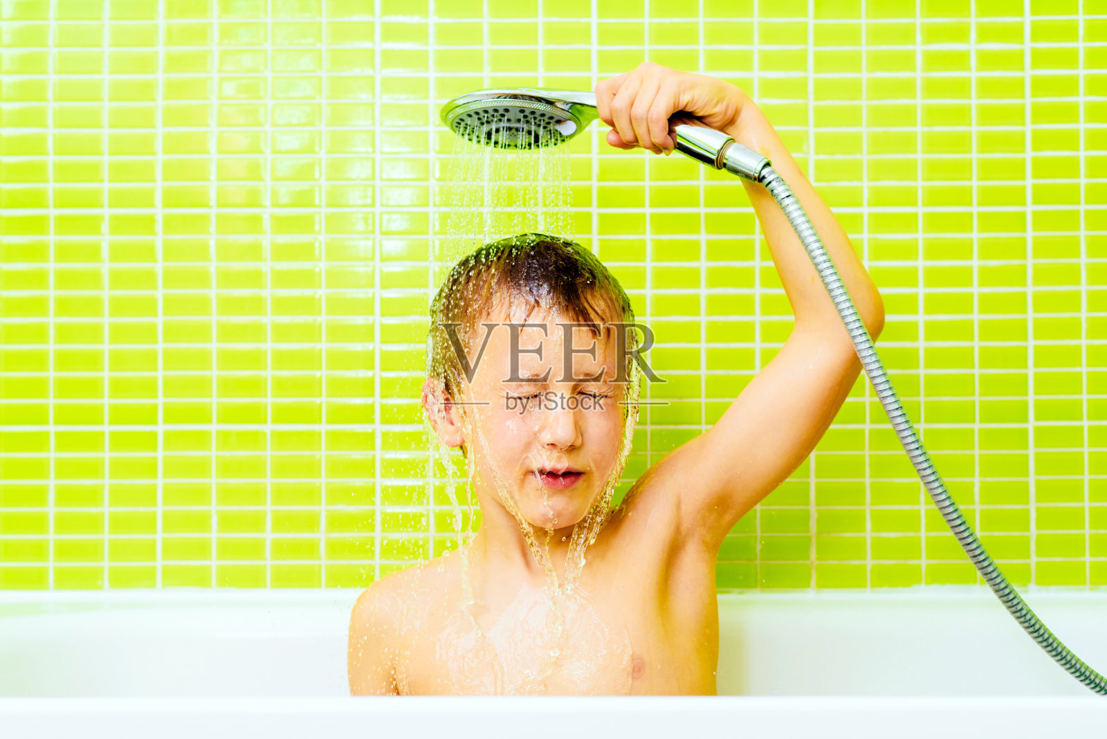 小男孩洗澡全身-图库-五毛网
