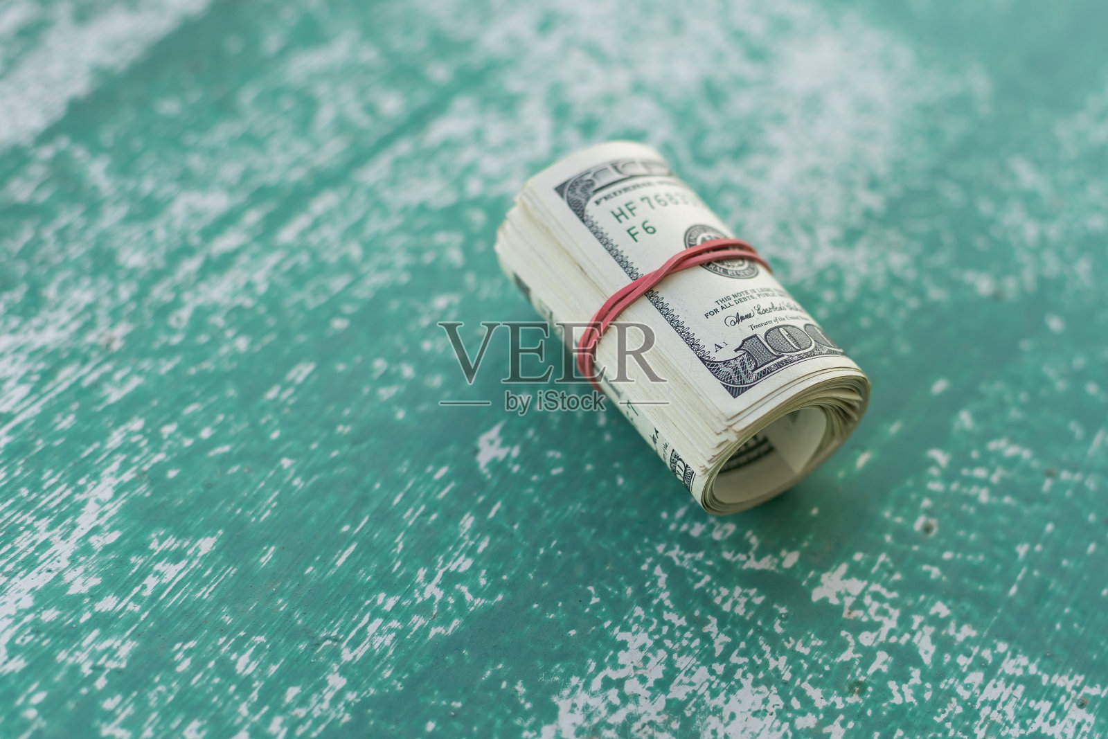 金钱是扭曲的。美国美元现金。富兰克林肖像。几百美元钞票照片摄影图片