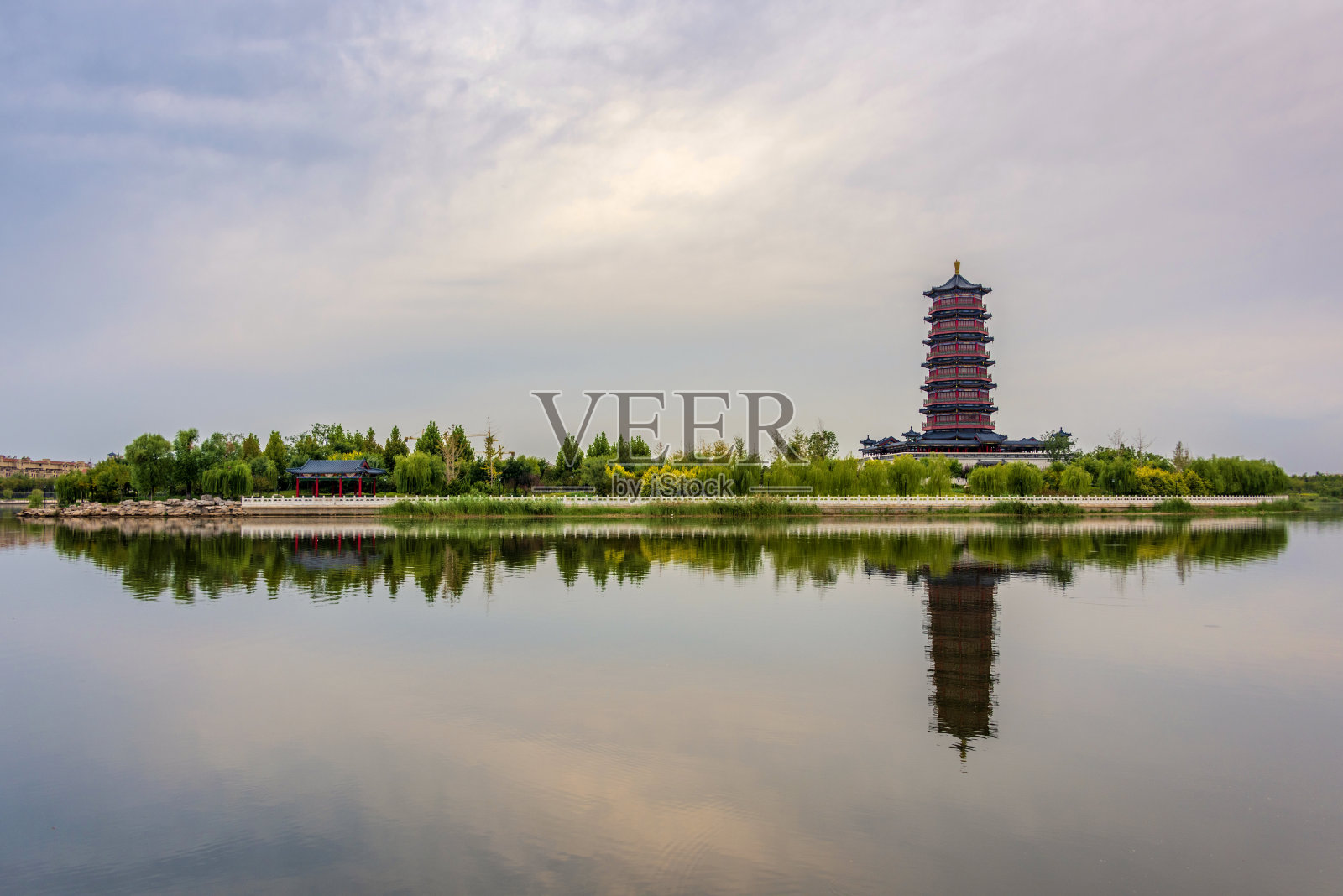 中国山东省淄博市孝妇河湿地公园齐风塔日暮风光照片摄影图片