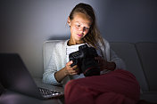一个年轻女人熬夜在电脑前工作图片素材