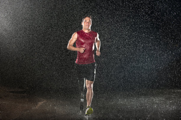 雨中跑步图片