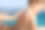 在海滩上，一名妇女在孩子背上涂防晒霜素材图片