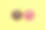 彩色釉面甜甜圈，黄色背景上有有趣的眼睛素材图片