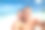幸福的一家人在海滩度假。一对年轻情侣在海岸线上拥抱自拍素材图片